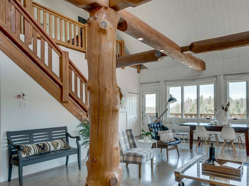 découvrez cette charmante maison en bois rond à vendre, alliant confort moderne et charme rustique. idéalement située dans un cadre naturel apaisant, cette propriété offre un espace de vie chaleureux et accueillant. ne manquez pas cette opportunité unique d'acquérir un havre de paix !