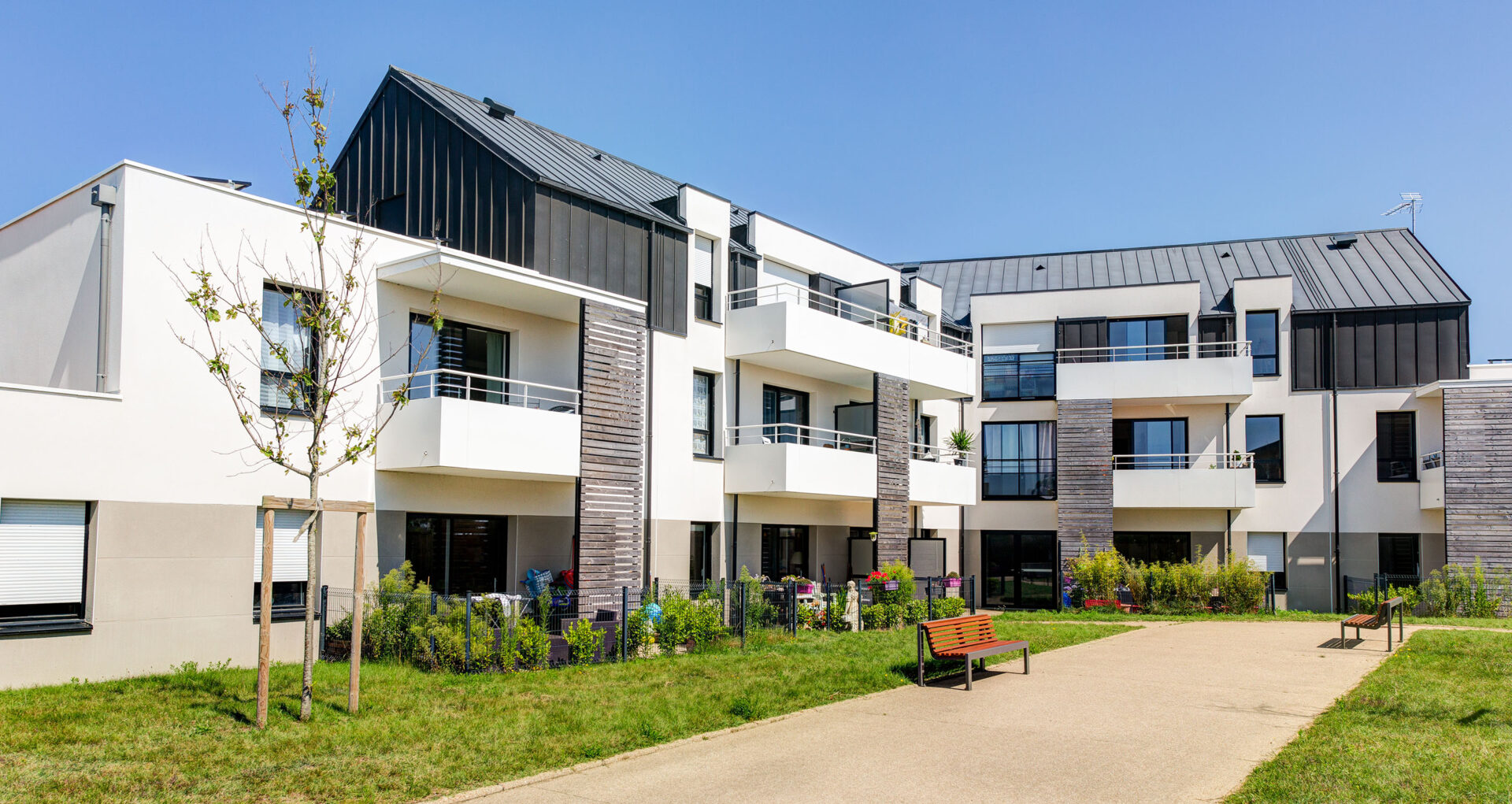 découvrez les nouveaux locaux de l'agence maisons clés d'or à quimper, un espace moderne dédié à votre projet immobilier. visitez-nous pour bénéficier de conseils personnalisés et d'une expertise de qualité dans l'achat de votre maison.