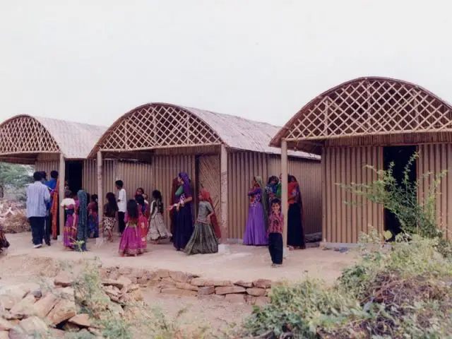 découvrez l'univers de shigeru ban, un architecte innovant qui utilise le papier comme matériau précieux pour des constructions durables. explorez ses projets uniques qui allient esthétique, fonctionnalité et respect de l'environnement.