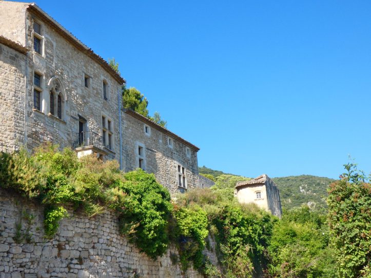 découvrez une maison unique perchée sur des ruines, alliant charme historique et modernité. un lieu exceptionnel où le passé rencontre le présent, offrant des vues imprenables et une atmosphère envoûtante.