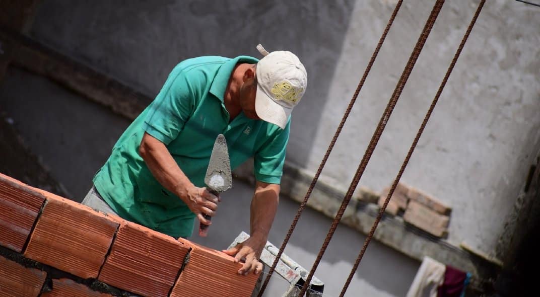 découvrez comment le secteur du bâtiment a perdu 100 000 emplois, les causes de cette crise et ses impacts sur l'économie. une analyse approfondie des enjeux actuels et des perspectives d'avenir pour les travailleurs et les entreprises du secteur.