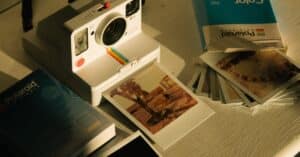 découvrez l'univers fascinant de l'impression 3d et explorez ses nombreuses applications innovantes. apprenez comment cette technologie révolutionnaire transforme la fabrication, l'art et le design, tout en offrant des possibilités infinies pour le prototypage et la production sur mesure.